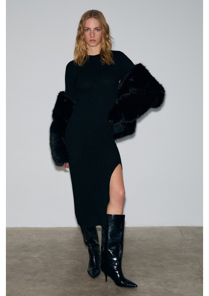 Soreya Kadın Yuvarlak Yaka Çizgi Desenli Yırtmaçlı Slim Fit Triko Siyah Elbise