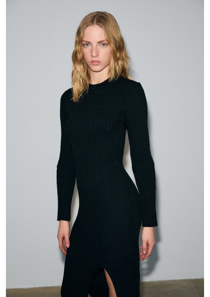 Soreya Kadın Yuvarlak Yaka Çizgi Desenli Yırtmaçlı Slim Fit Triko Siyah Elbise fırsatları