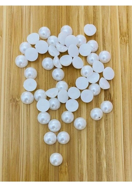 Yapıştırmalı Kaplama Plasrik Yarım Inci. Beyaz. 8mm. Tahmini: 125-130 Adet Civarında