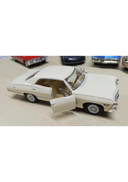 Kinsmart Oyuncak Metal Model Araba 1/36 Çek Bırak 1967 Krem Chevrolet Impala