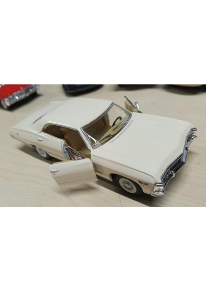 Kinsmart Oyuncak Metal Model Araba 1/36 Çek Bırak 1967 Krem Chevrolet Impala fiyatları