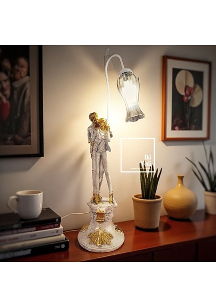 Billyann Beyaz & Gold 83 cm Yüksekliğe Sahip Romantik Çift Figürlü Masa Lambası Dekoratif Abajur