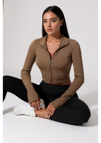 Kadın Kahverengi Uzun Kol Fermuarlı Parmak Geçme Detaylı Dik Yaka Crop Top Bluz – Şık, Rahat ve Kolay Kombinlenebilir fiyatları