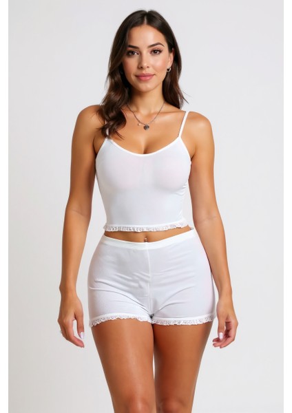 Kadın Beyaz Alt-Üst Dantel Detaylı Şortlu Şık Gecelik Takım – Modern, Konforlu ve Günlük Kombinlere Uygun