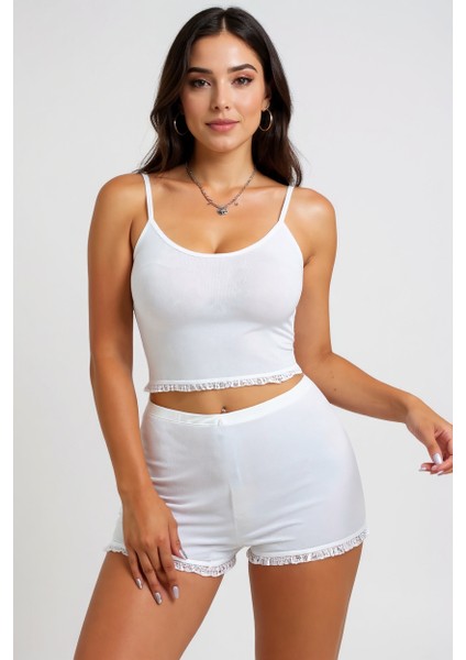 Kadın Beyaz Alt-Üst Dantel Detaylı Şortlu Şık Gecelik Takım – Modern, Konforlu ve Günlük Kombinlere Uygun fiyatları