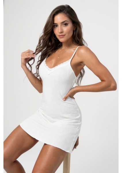 Kadın Beyaz Göğüs Dantel Işlemeli Fitilli Kumaş Şık Gecelik – Modern ve Şık Tasarım