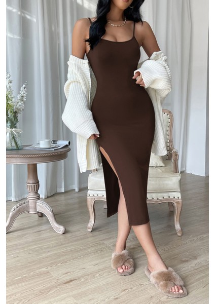 Kadın Kahverengi Yırtmaçlı Diz Altı Vücüdu Saran Gecelik – Modern ve Şık Tasarım