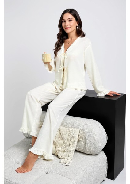 Kadın Beyaz Önden Bağlamalı Kolu ve Paçası Fırfır Detaylı Uzun Kollu Pijama Takımı – Rahat, Şık ve 4 Mevsim Kullanım fiyatları