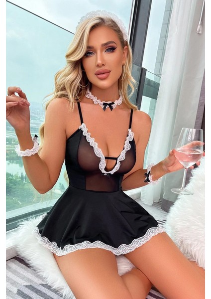 Kadın Siyah Dantel ve Tül Detaylı Tokalı Tanga Külotlu Hizmetçi Kostümü – Modern ve Şık Tasarım