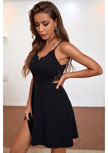 Kadın Siyah Ip Askılı, Sırtı ve Göğsü Dantel Detaylı Şık Gecelik – Modern ve Şık Tasarım fiyatları