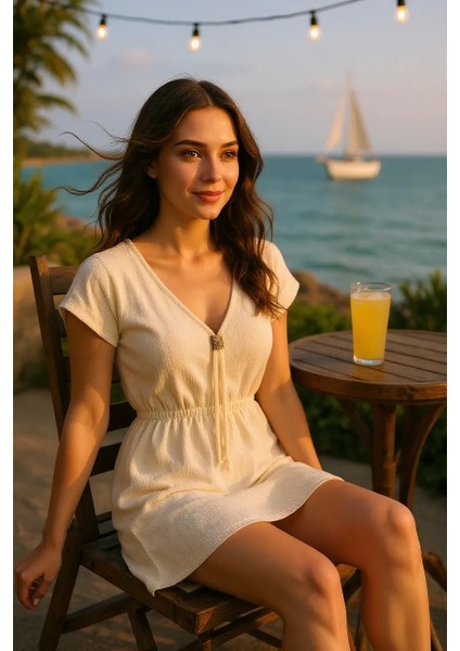 Kadın Beyaz Yanları Yırtmaçlı Tokalı V Yaka Mini Plaj Elbisesi – Şık, Rahat ve 4 Mevsim Kullanıma Uygun modelleri