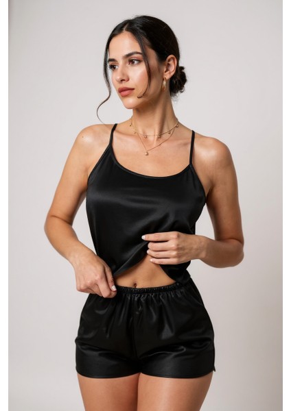 Kadın Siyah Asimetrik Sırt Dekolte Detaylı Şık Şortlu Gecelik Takım – Modern, Konforlu ve Günlük Kombinlere Uygun