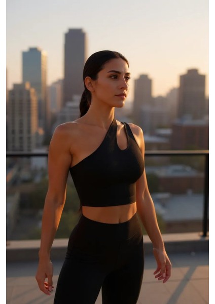 Kadın Siyah Tek Omuz Cut Out Detaylı Crop Top Bluz – Şık, Rahat ve Kolay Kombinlenebilir