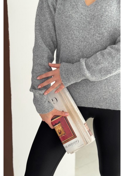 Kadın V Yaka Uzun Kollu Triko Kazak – Soft Classic