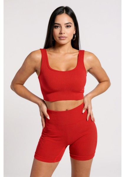 Kadın Kırmızı Kalın Askılı Yüksek Bel Şortlu Gecelik Takımı – Modern, Konforlu ve Günlük Kombinlere Uygun