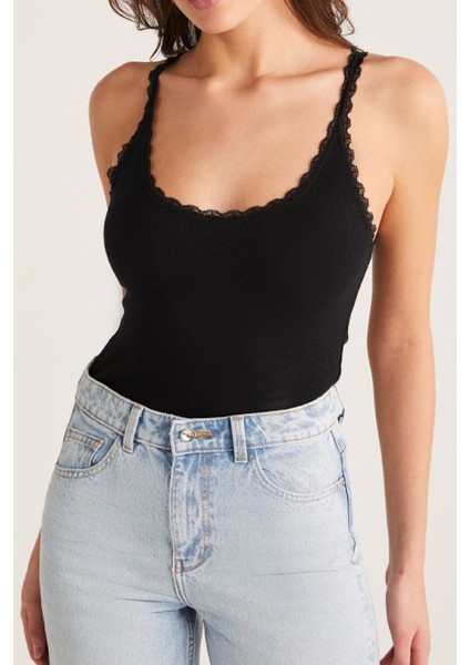 Kadın Siyah Normal Kalıp Dantel Detalı Ince Askılı Oyuk Yaka Atlet – Modern ve Şık Tasarı