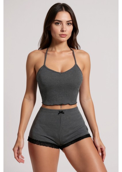 Kadın Gri Kaşkorse Sırt ve Bacak Kısmı Dantel Detaylı Şortlu Gecelik Takım – Modern, Konforlu ve Günlük Kombinlere Uygun