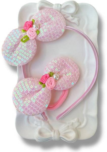 Pembe Renk Pullu Fiyonk Üzeri Çiçek ve Inci Figürlü Lastik ve Taç Kız Çocuk Set Toka 2'li