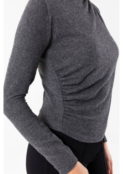 Kadın Dik Yaka Yanı Büzgü Detaylı Bluz Siyah - 26101