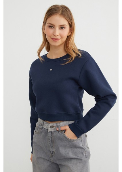 3 Iplik Kalp Aksesuarlı Crop Sweatshirt modelleri