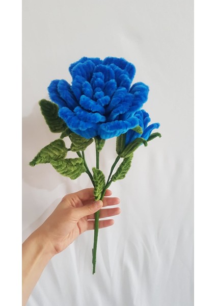 Yumuşak Dokulu Mavi Gül Buketi – El Yapımı Şönil Çiçekler ve Yeşil Yapraklı Dekoratif Aranjman