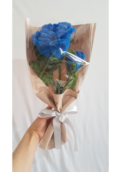 Yumuşak Dokulu Mavi Gül Buketi – El Yapımı Şönil Çiçekler ve Yeşil Yapraklı Dekoratif Aranjman fiyatları