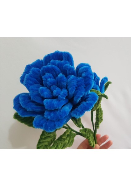 Yumuşak Dokulu Mavi Gül Buketi – El Yapımı Şönil Çiçekler ve Yeşil Yapraklı Dekoratif Aranjman modelleri