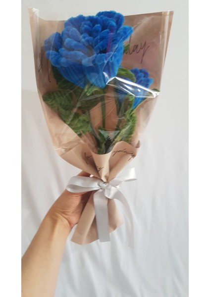 Yumuşak Dokulu Mavi Gül Buketi – El Yapımı Şönil Çiçekler ve Yeşil Yapraklı Dekoratif Aranjman fırsatları