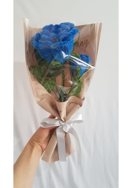 Yumuşak Dokulu Mavi Gül Buketi – El Yapımı Şönil Çiçekler ve Yeşil Yapraklı Dekoratif Aranjman