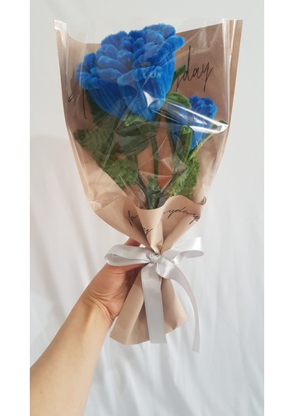 Yumuşak Dokulu Mavi Gül Buketi – El Yapımı Şönil Çiçekler ve Yeşil Yapraklı Dekoratif Aranjman