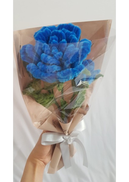 Yumuşak Dokulu Mavi Gül Buketi – El Yapımı Şönil Çiçekler ve Yeşil Yapraklı Dekoratif Aranjman