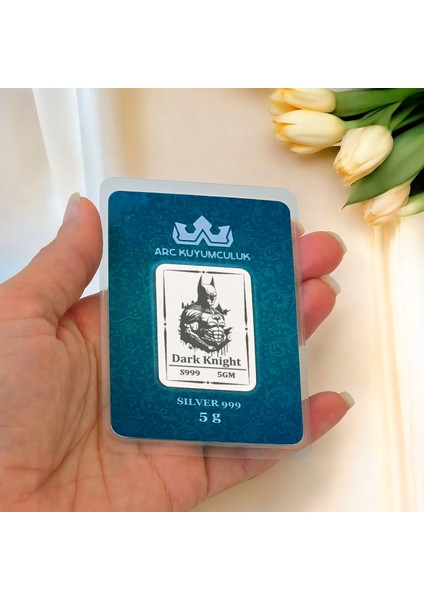 Hediyeye Özel 5 Gram Karanlığın ve Adaletin Simgesi Olan Kahraman Temalı 999 Ayar Gümüş Külçesi-703 fiyatları