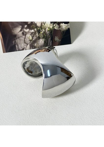 Parlak Yüzeyli Geometrik Kavisli Geniş Bileklik (Yurt Dışından)