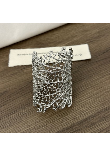 Delikli Mercan Desenli Metal Sert Bileklik (Yurt Dışından)