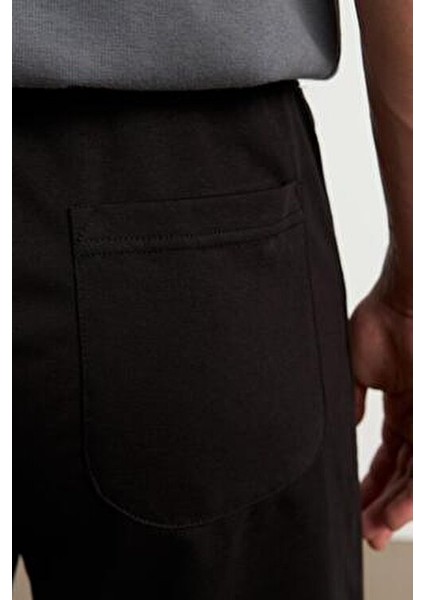 6000 Erkek Şort Esnek Tasarım ve Modern Stil ile Rahat Spor Deneyimi Sunar