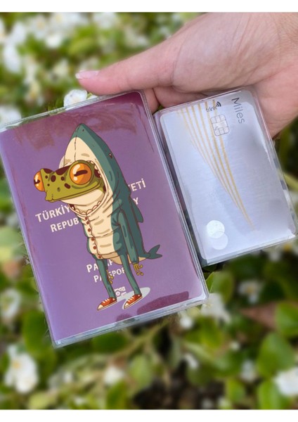 Kostümlü Kurbağa Desenli Universal Şeffaf Pasaport Kılıfı Model Tüm Ülke Pasaportlarına Uygun