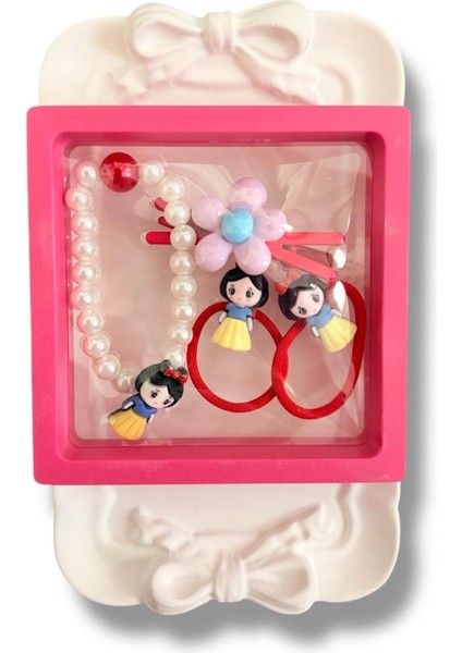 Kare Kutu Içerisinde Mine Kaplamalı Disney Prenses Figürlü Inci Bileklik ve Karışık Figürlü Renk Kız Çocuk Toka Seti modelleri