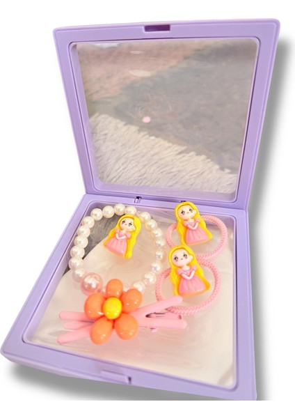 Kare Kutu Içerisinde Mine Kaplamalı Disney Prenses Figürlü Inci Bileklik ve Karışık Figürlü Renk Kız Çocuk Toka Seti fiyatları