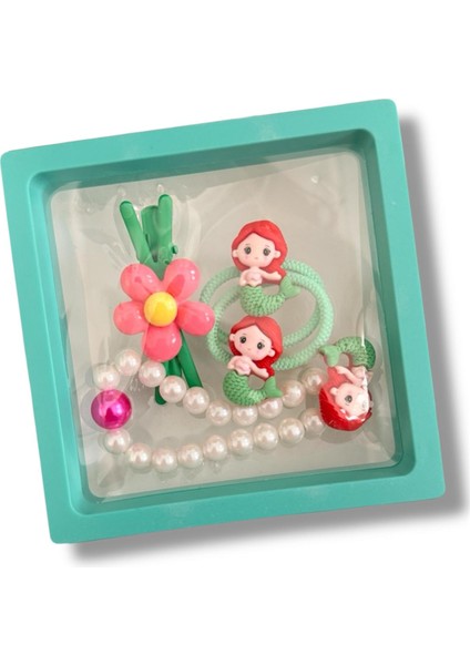 Kare Kutu Içerisinde Mine Kaplamalı Disney Prenses Figürlü Inci Bileklik ve Karışık Figürlü Renk Kız Çocuk Toka Seti
