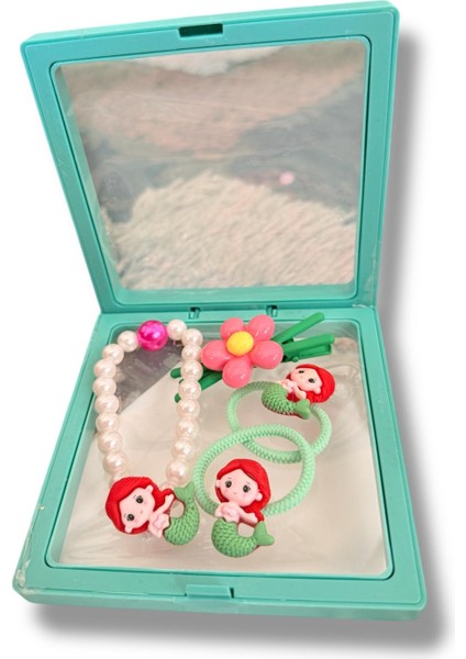 Kare Kutu Içerisinde Mine Kaplamalı Disney Prenses Figürlü Inci Bileklik ve Karışık Figürlü Renk Kız Çocuk Toka Seti fiyatları