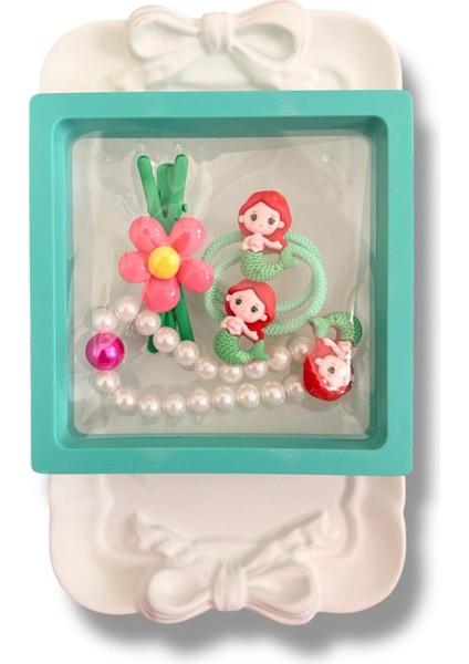 Kare Kutu Içerisinde Mine Kaplamalı Disney Prenses Figürlü Inci Bileklik ve Karışık Figürlü Renk Kız Çocuk Toka Seti modelleri