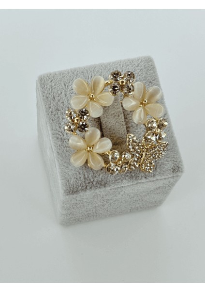 Beyaz Sedef Yansımalı Çiçek ve Taşlı Kelebek Detaylı Gold Broş fiyatları