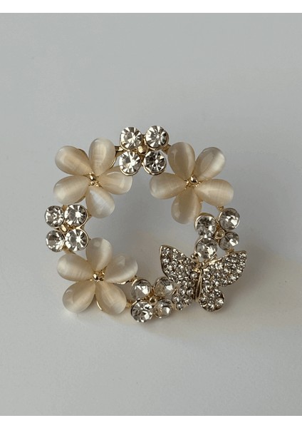 Beyaz Sedef Yansımalı Çiçek ve Taşlı Kelebek Detaylı Gold Broş modelleri
