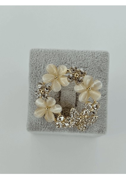Beyaz Sedef Yansımalı Çiçek ve Taşlı Kelebek Detaylı Gold Broş fırsatları