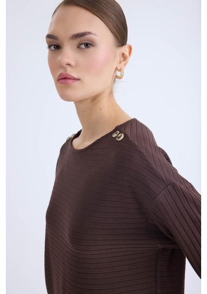 Omuzu Düğmeli Geniş Yaka Bluz fırsatları