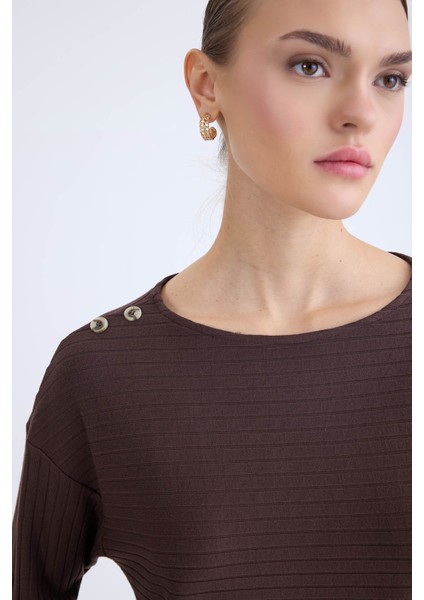 Omuzu Düğmeli Geniş Yaka Bluz indirimleri