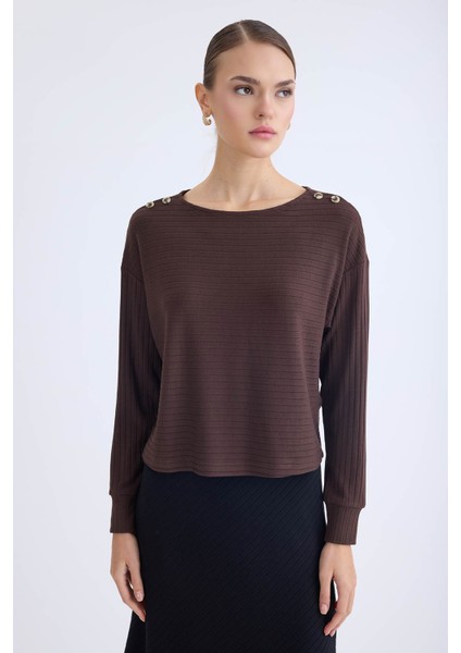 Omuzu Düğmeli Geniş Yaka Bluz