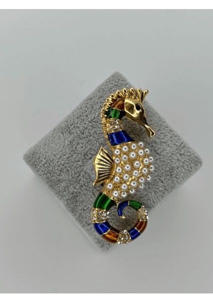 Renkli ve İnci Detaylı Denizatı Figürlü Gold Broş