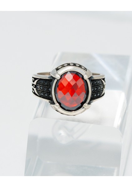 Desenli Kırmızı Garnet Taşlı 925 Ayar Gümüş Erkek Yüzük – Zarafet ve Gücün Buluşması