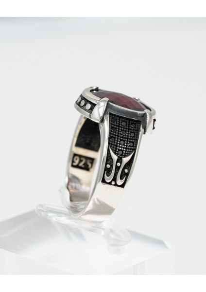 Desenli Kırmızı Garnet Taşlı 925 Ayar Gümüş Erkek Yüzük – Zarafet ve Gücün Buluşması modelleri